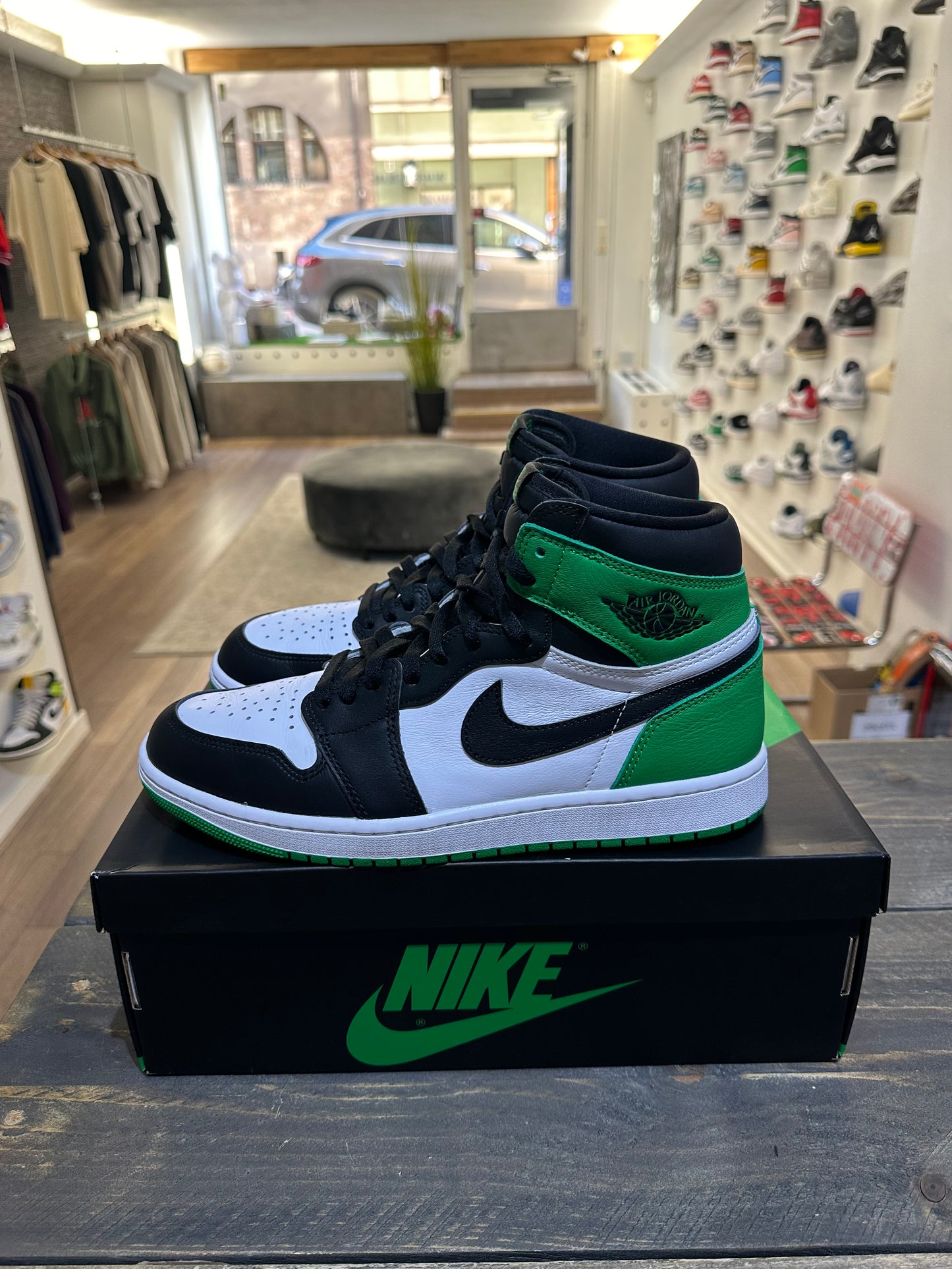 Jordan 1 Retro High OG Lucky Green (Eu: 44.5)