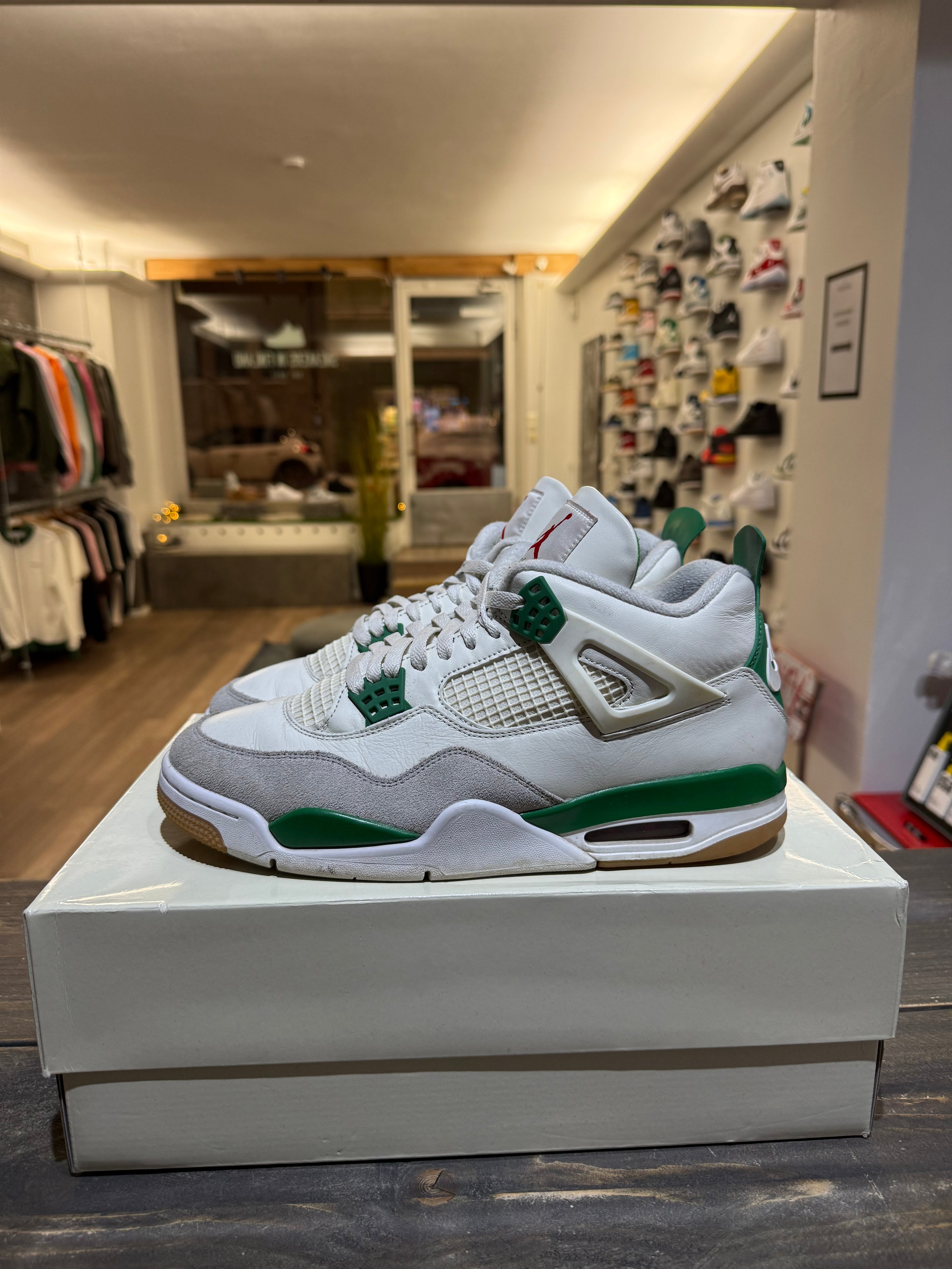 Jordan 4 Retro SB Pine Green (Eu: 45.5)