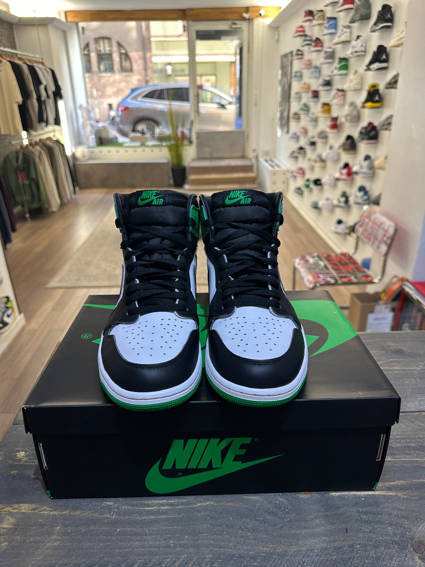 Jordan 1 Retro High OG Lucky Green (Eu: 44.5)