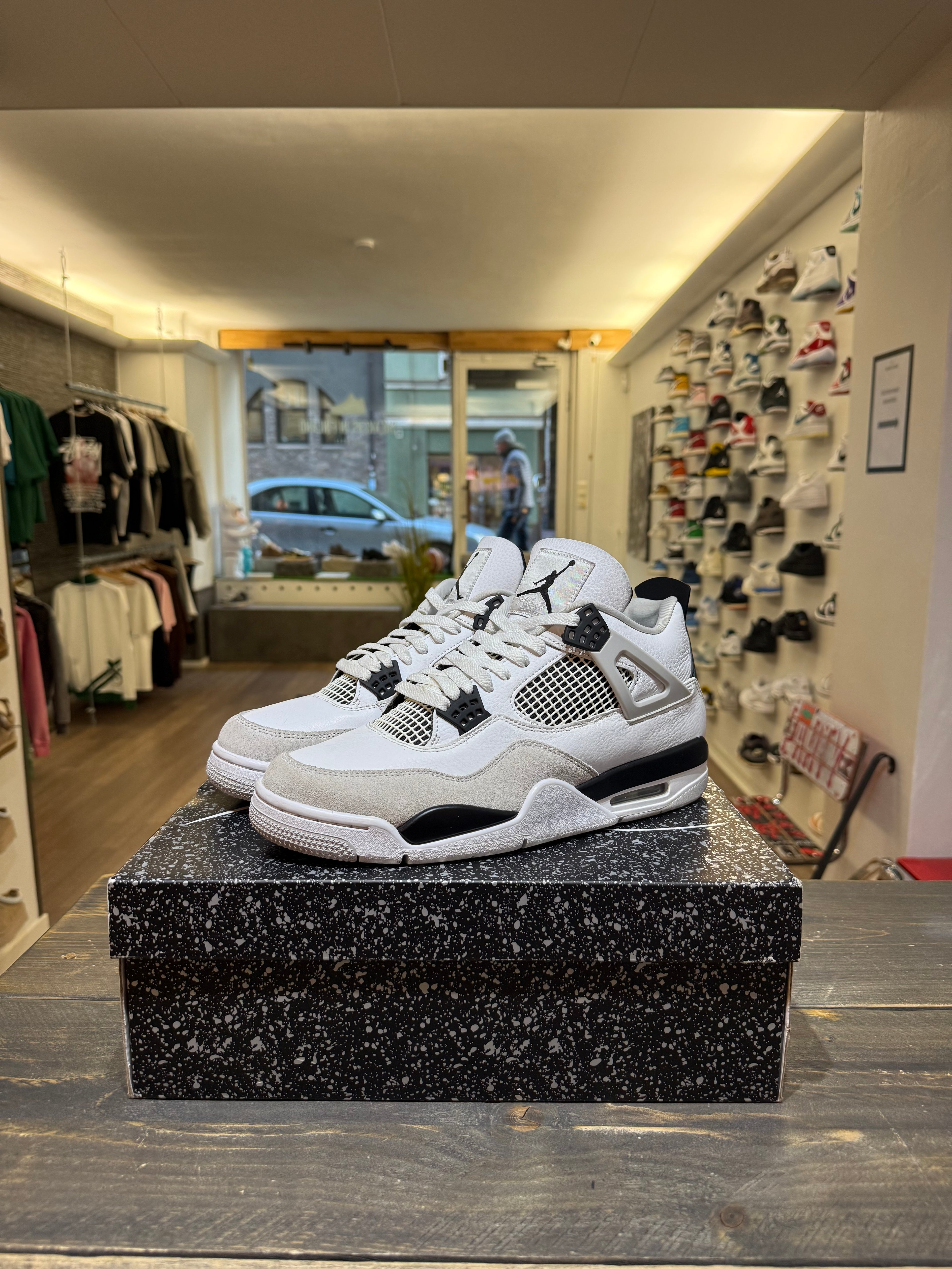 Jordan 4 Retro Military Black (Eu: 45)