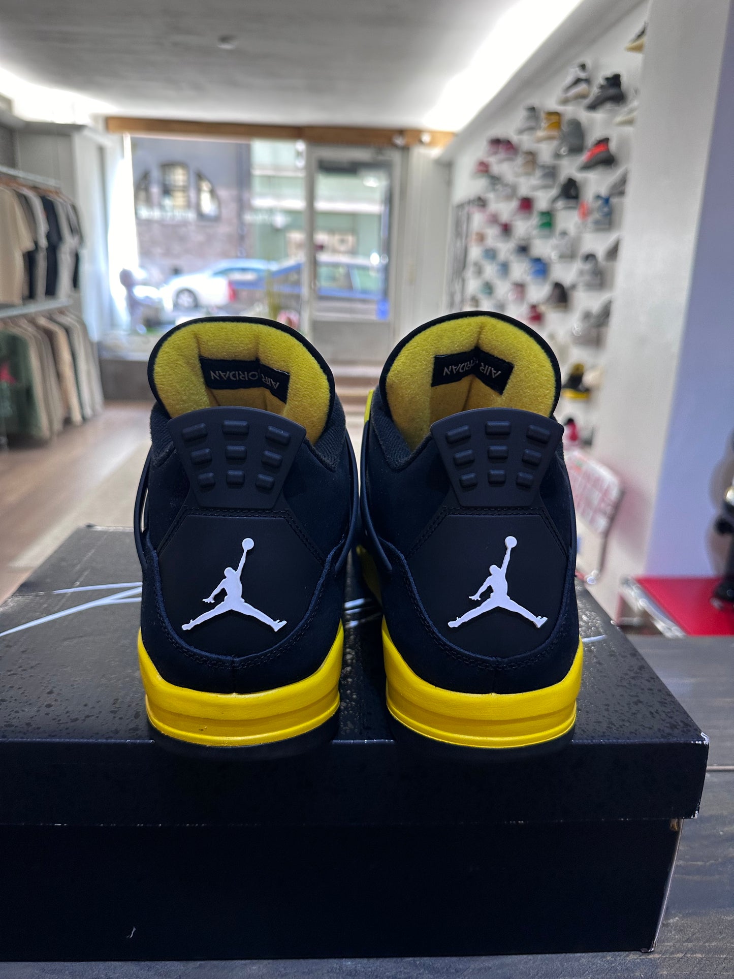 Jordan 4 Retro Thunder (2023) (Eu: 46)