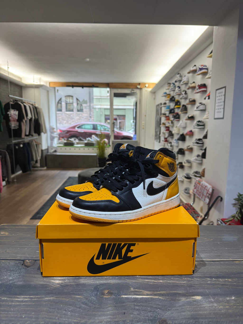 Jordan 1 Retro High OG Yellow Toe (Eu:42)