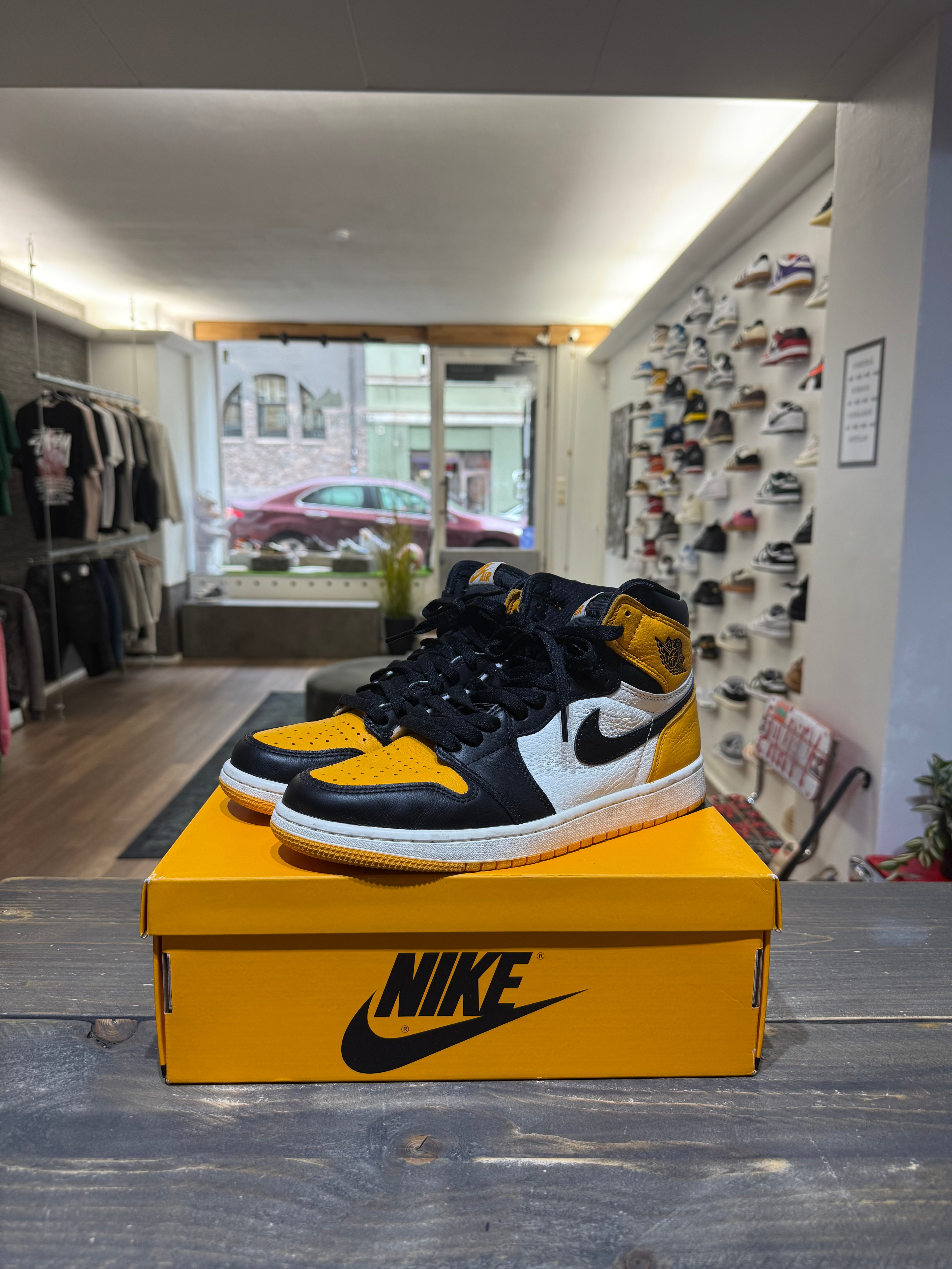 Jordan 1 Retro High OG Yellow Toe (Eu:42)