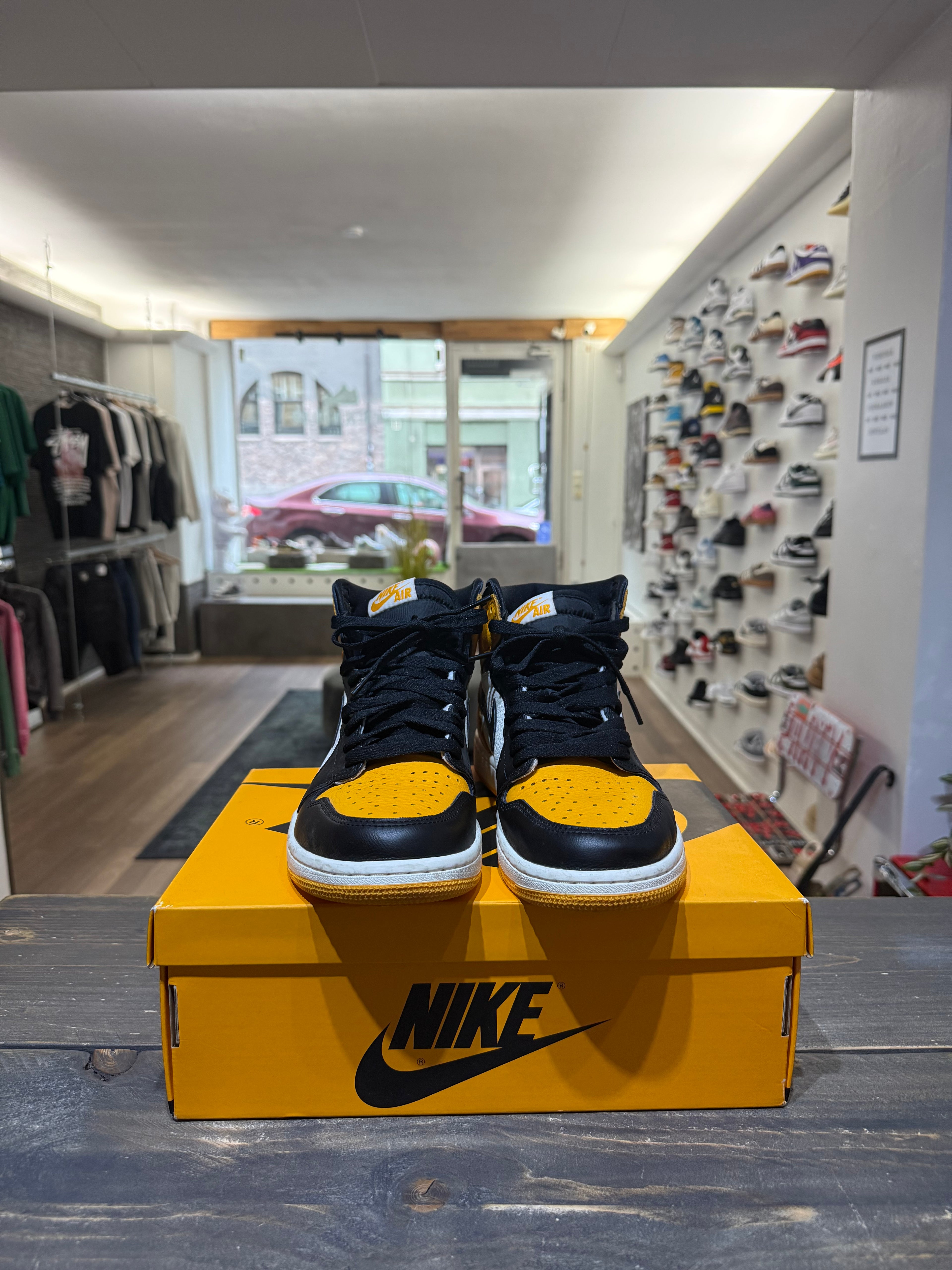 Jordan 1 Retro High OG Yellow Toe (Eu:42)