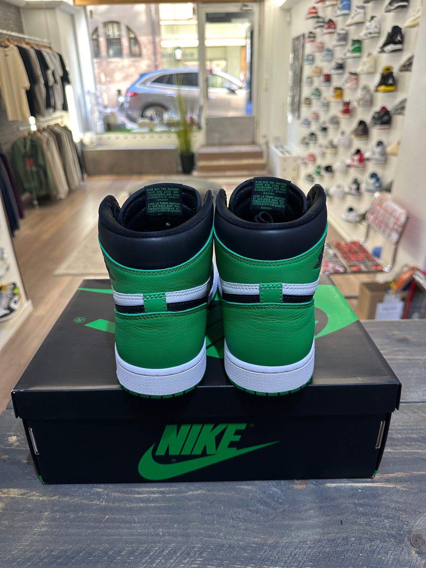 Jordan 1 Retro High OG Lucky Green (Eu: 44.5)