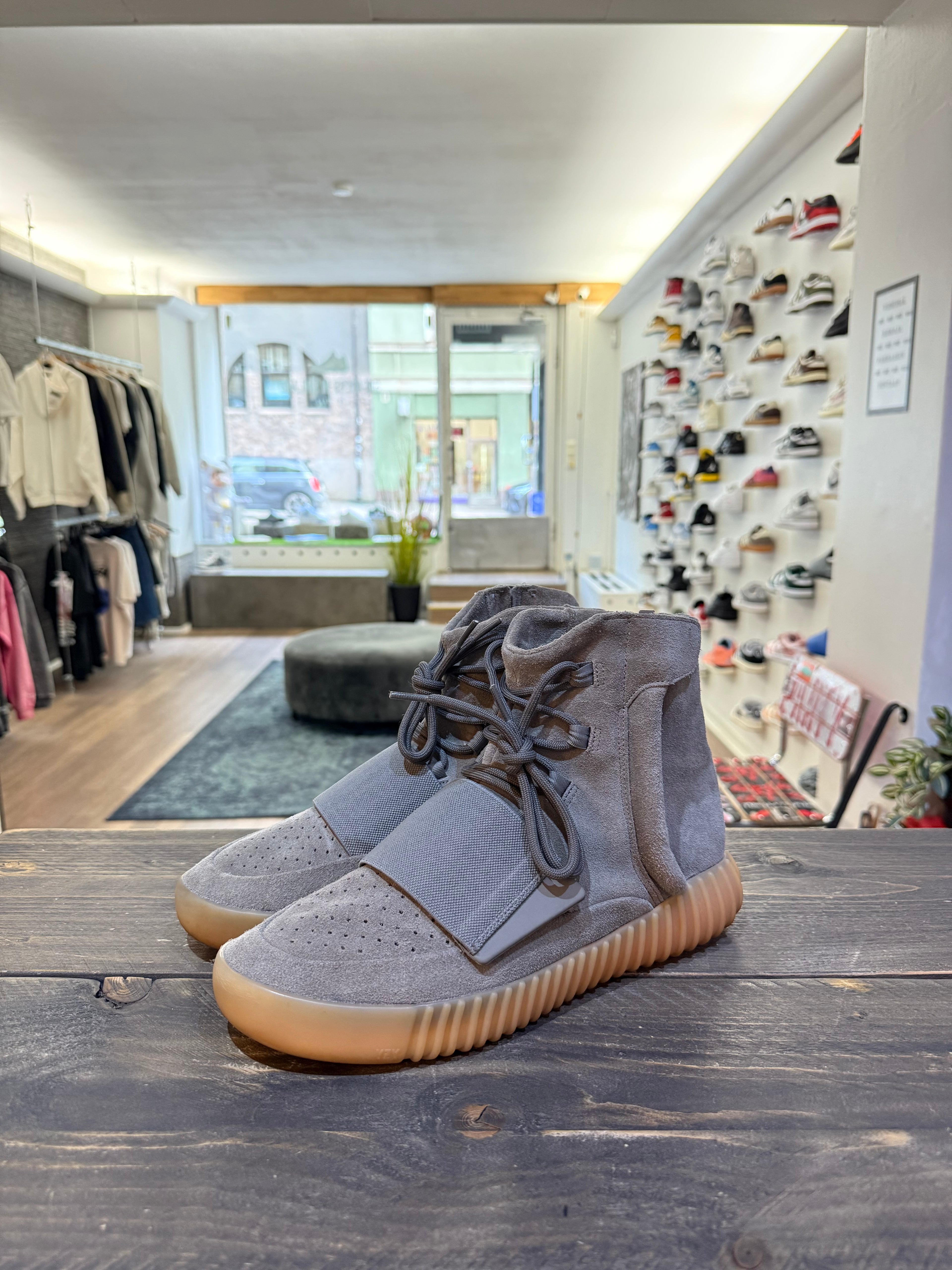 adidas Yeezy Boost 750 Light Gray Glow In the Dark (Eu:44)
