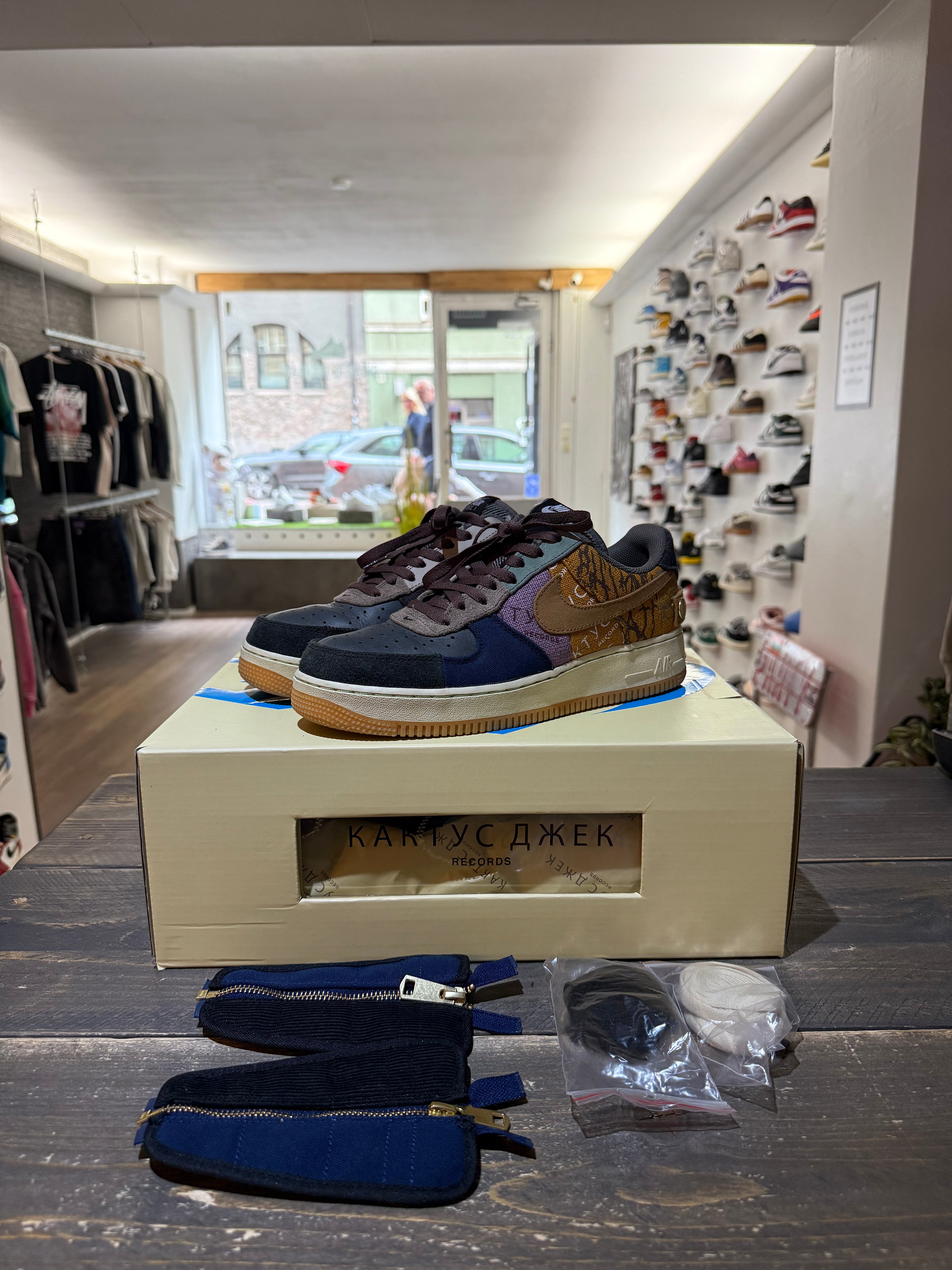 Nike Air Force 1 Low Travis Scott Cactus Jack (Eu:43)