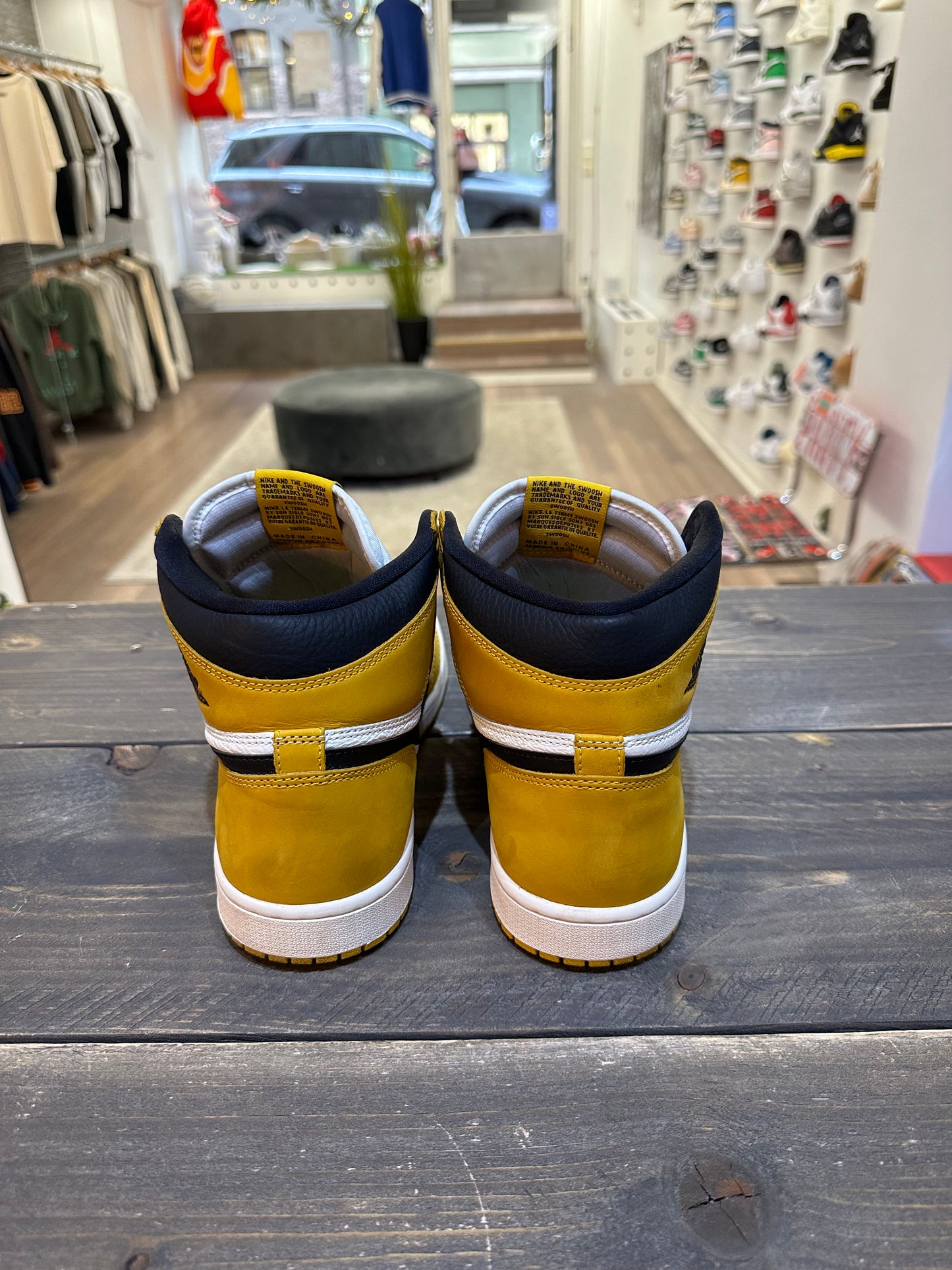 Jordan 1 Retro High OG Yellow Ochre (Eu: 45)