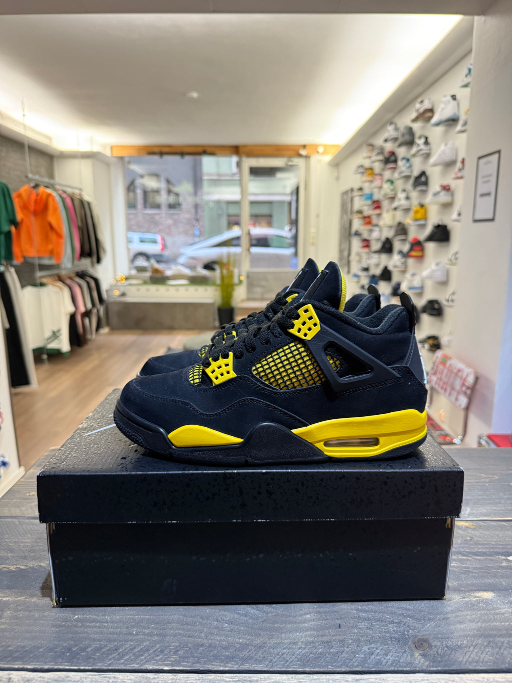 Jordan 4 Retro Thunder (2023) (Eu:41)
